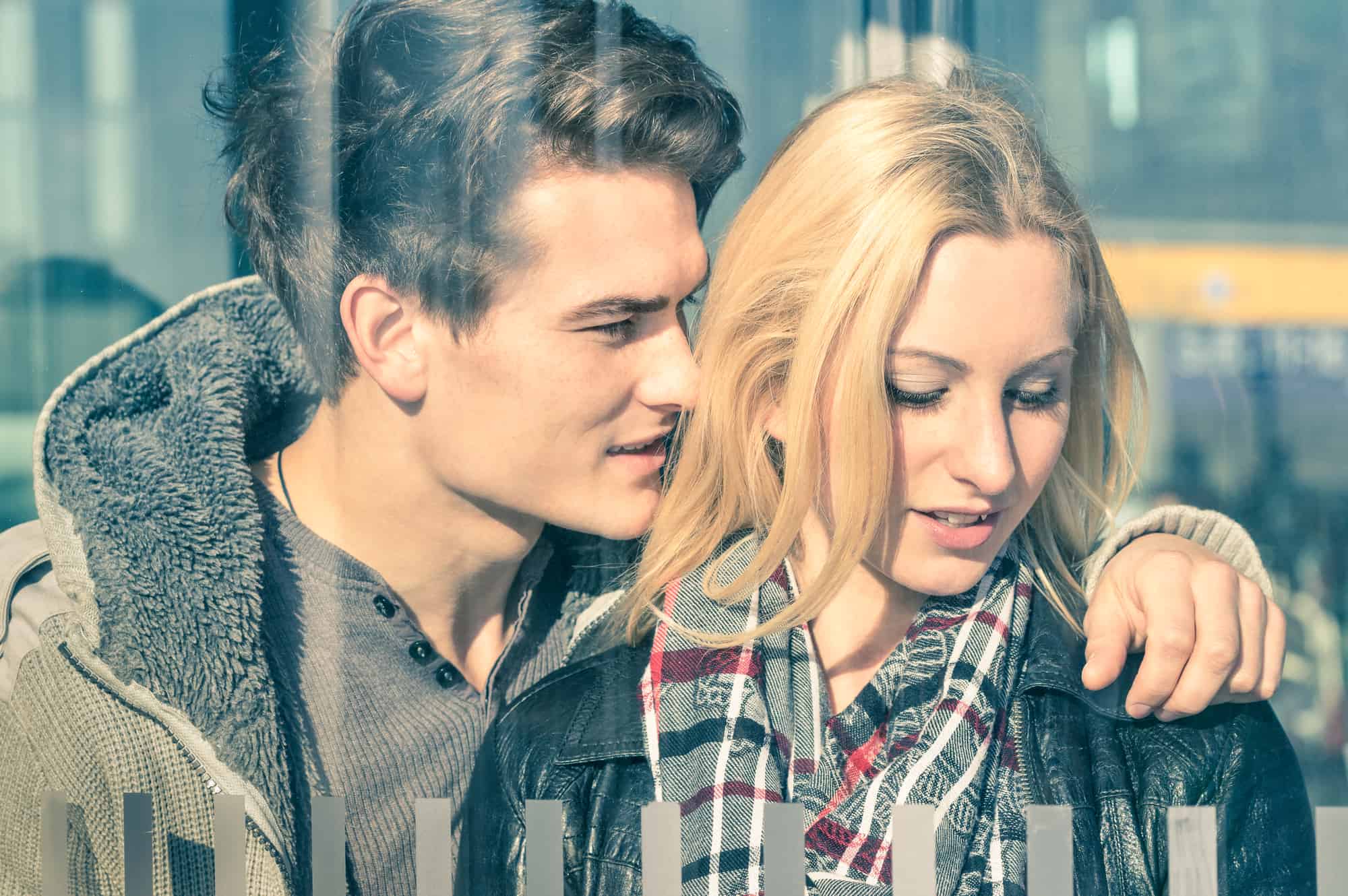15 Signs Of A Fake Girlfriend Every Guy Should Know - LoveDevani.com